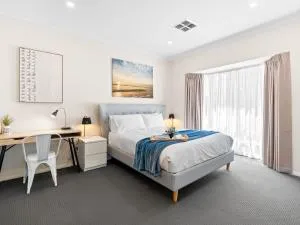 No Stairs, Big House, Garage Richmond Residence 2 - Plympton