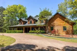 Luxe Hot Springs Cabin w/Pond and Game Room! - Point Cedar