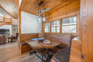 Luxe Hot Springs Cabin wPond and Game Room!