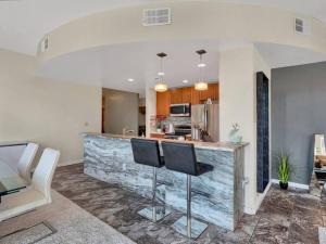3 Bedrm Palace Suite - King FL bed & Free EV Charging