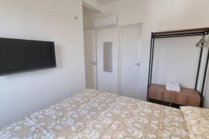 Apto completo com 02 quartos climatizados, estacionamento e portaria 24 horas, próximo ao Aeroporto!