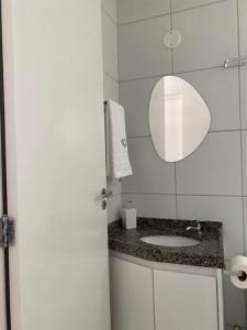 Apto completo com 02 quartos climatizados, estacionamento e portaria 24 horas, próximo ao Aeroporto!