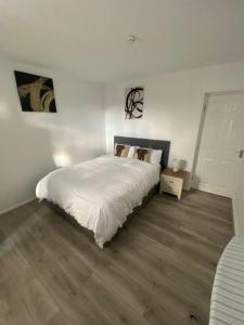 2 Bed - Sleeps 4 - with Parking