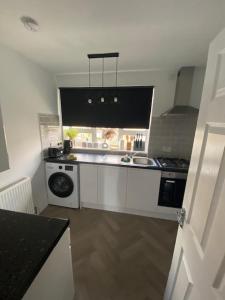 2 Bed - Sleeps 4 - with Parking