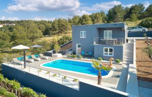 3 Bedroom Cozy Home In Mastrinka 