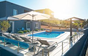 3 Bedroom Cozy Home In Mastrinka 