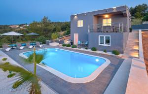 3 Bedroom Cozy Home In Mastrinka