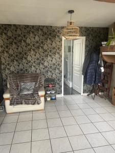 Sejours chez l'habitant chambre violette cote aeroport calme charmante : photos des chambres
