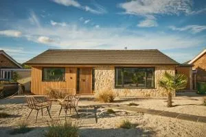 Cromer Luxury Palm Springs Bungalow with Pool Room - Overstrand