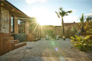 Cromer Luxury Palm Springs Bungalow with Pool Room