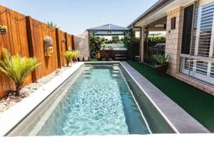 Entertainer's Paradise! Child & pet friendly Pool spa, movie room - close to Australia Zoo - Peachester