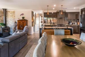 Entertainers Paradise! Child & pet friendly Pool spa, movie room - close to Australia Zoo