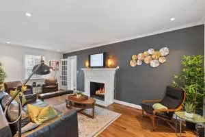 Massive 5BR Historic CozySuites House - Jefferson Park