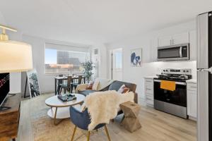 Modern 2BR 3BA Condo CozySuites Showboat