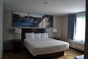 One-Bedroom Deluxe King Suite - Non-Smoking room in Days Inn and Suites by Wyndham Sikeston