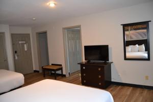 One-Bedroom Suite with Two Queen Beds - Non-Smoking room in Days Inn and Suites by Wyndham Sikeston