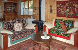 Maisons de vacances 4 Bedroom Stunning Home In Louvie-Juzon : photos des chambres