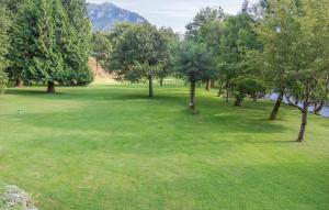 Maisons de vacances 4 Bedroom Stunning Home In Louvie-Juzon : photos des chambres
