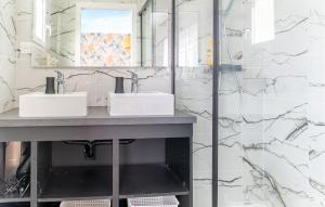 Maisons de vacances Awesome Home In Saint-brevin-les-pins With Kitchen : photos des chambres