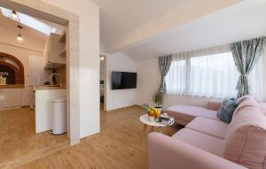 2 Bedroom Awesome Home In Kastel Novi 
