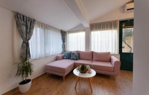 2 Bedroom Awesome Home In Kastel Novi 