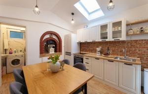 2 Bedroom Awesome Home In Kastel Novi