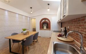 2 Bedroom Awesome Home In Kastel Novi 