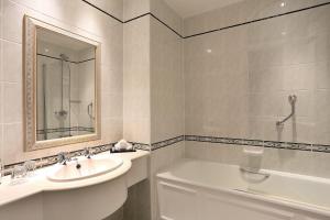 Super Deluxe King room in Macdonald Leeming House