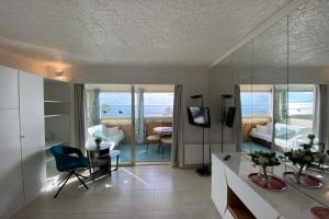 06BH - Beautiful seafront studio