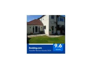 TEA in Liverpool - Private - Quiet - Ground Floor - En-suite - Walk-in-shower - Maghull