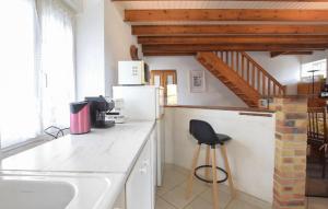 Maisons de vacances Nice Home In Creances With Wifi : photos des chambres