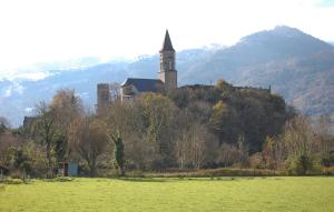 Maisons de vacances 4 Bedroom Stunning Home In Louvie-Juzon : Maison de Vacances 4 Chambres