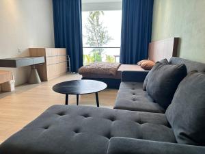 Beachfront Retreats @RoxyBeachSematanApt.