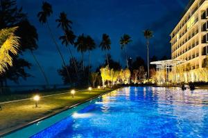 Beachfront Retreats @RoxyBeachSematanApt.