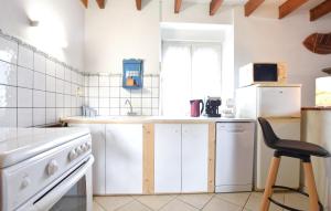 Maisons de vacances Nice Home In Creances With Wifi : photos des chambres