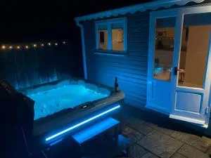 The Summerhouse, countryside retreat with private hot tub - Highley