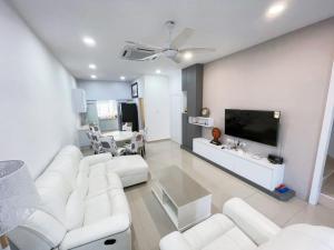 Entire 4 Bedroom Landed House, Yong Peng, Johor, Malaysia - Suitable for leisure, wedding & Big group travellers, Free Netflix, In- House Parking, 1min to Dragon Temple, 5 mins to MCD& KFC, 30 mins to Organic Farms