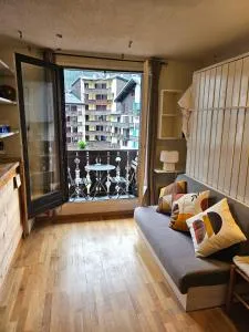 Cozy Chamonix Ski Studio with Mountain Views - Шамони-Монблан