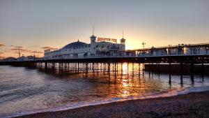 Pierview Pad - Central Luxury Apartment on the Beach