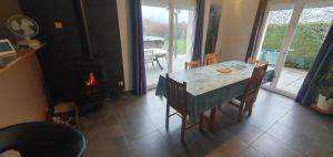 2 vraies chambres privées chez l habitant au calme dans villa de campagne plain-pied 105m2 avec piscine à Montfaucon