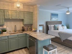 Destin Bliss! Your Dream Studio Condo on Holiday Isle!