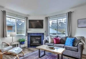 Big Mountain Views - Bright 2-story Corner Unit - Banff