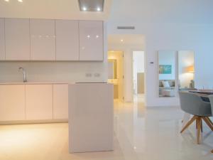 Brand new apartment in Belaire, pools, garden