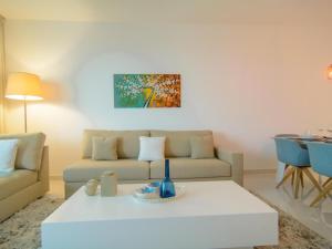 Brand new apartment in Belaire, pools, garden