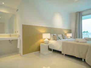 Brand new apartment in Belaire, pools, garden