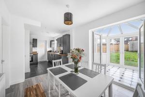 3-Bed, Sleeps 6, Near M1M62