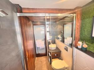 Executive Deluxe Apartment with Panoramic View in Heart of Gurgaon