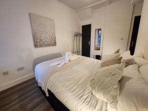 SuperValue Suite 2 - Fast WiFi, Hotel Linen, Keyless Entry, City only 10 Mins - BY PROPERTY PROMISE