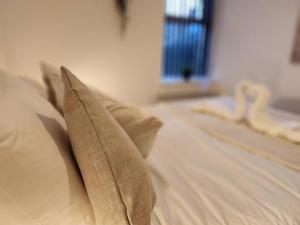 SuperValue Suite 2 - Fast WiFi, Hotel Linen, Keyless Entry, City only 10 Mins - BY PROPERTY PROMISE