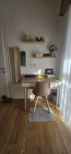 Confortevole stanza privata in grazioso appartamento con giardino